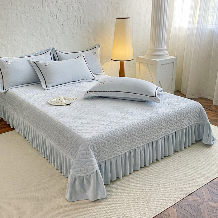 91家纺网 家纺一手货源 找家纺 金绣美居 2025新款加厚牛奶绒韩版床盖款绣花手工花保暖四件套-花弄影 花弄影-浅湖蓝