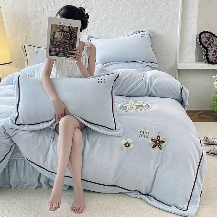 91家纺网 家纺一手货源 找家纺 金绣美居 2025新款加厚牛奶绒韩版床盖款绣花手工花保暖四件套-花弄影 花弄影-浅湖蓝