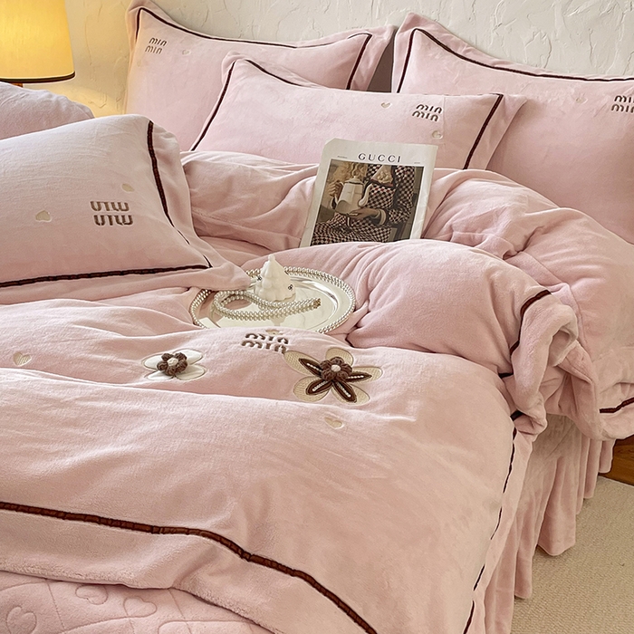 91家纺网 家纺一手货源 找家纺 金绣美居 2025新款加厚牛奶绒韩版床盖款绣花手工花保暖四件套-花弄影 花弄影-牛奶粉