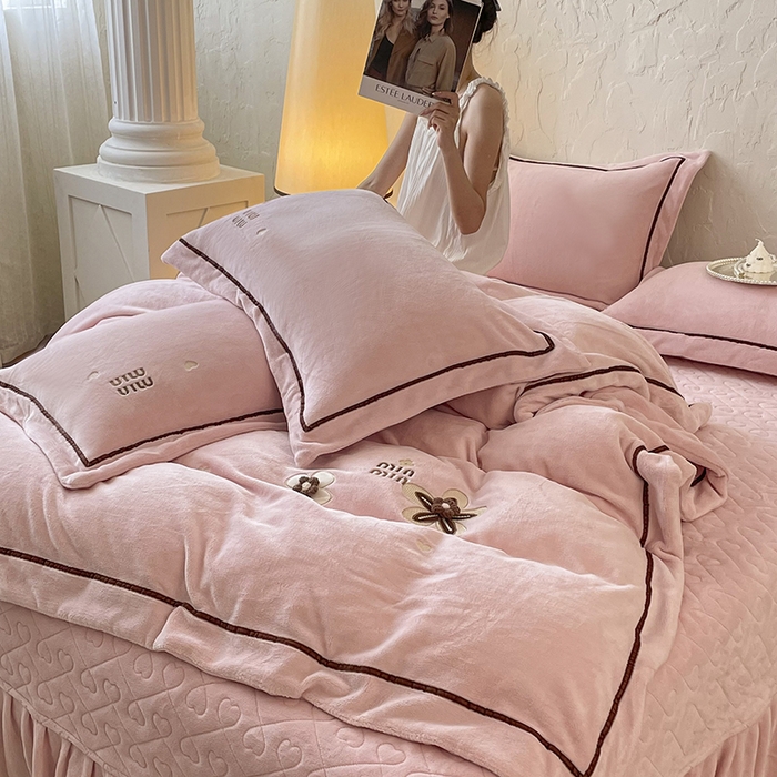 91家纺网 家纺一手货源 找家纺 金绣美居 2025新款加厚牛奶绒韩版床盖款绣花手工花保暖四件套-花弄影 花弄影-牛奶粉