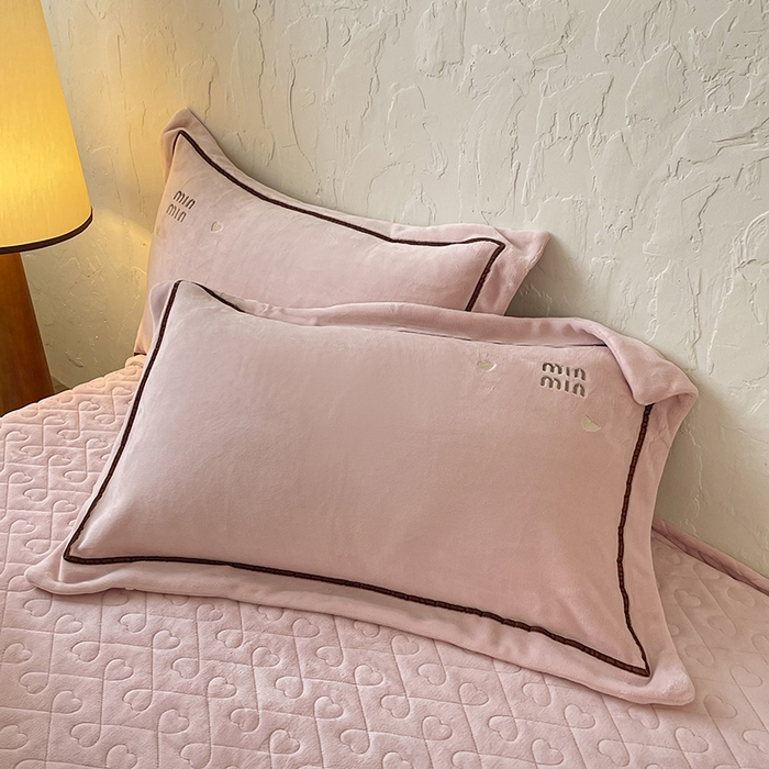 91家纺网 家纺一手货源 找家纺 金绣美居 2025新款加厚牛奶绒韩版床盖款绣花手工花保暖四件套-花弄影 花弄影-牛奶粉