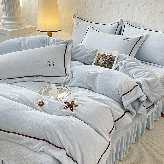 91家纺网 家纺一手货源 找家纺 金绣美居 2025新款加厚牛奶绒韩版床盖款绣花手工花保暖四件套-花弄影 花弄影-浅湖蓝