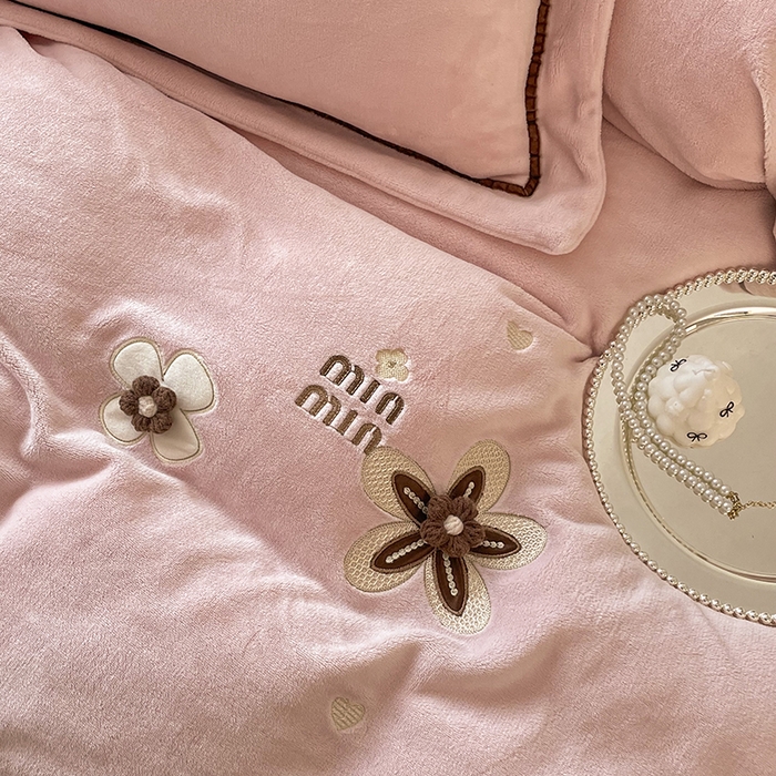 91家纺网 家纺一手货源 找家纺 金绣美居 2025新款加厚牛奶绒韩版床盖款绣花手工花保暖四件套-花弄影 花弄影-牛奶粉