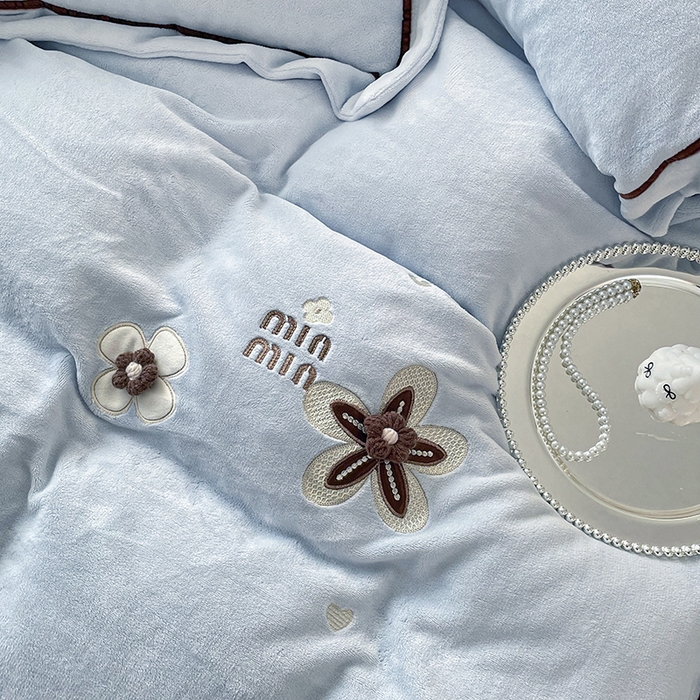 91家纺网 家纺一手货源 找家纺 金绣美居 2025新款加厚牛奶绒韩版床盖款绣花手工花保暖四件套-花弄影 花弄影-浅湖蓝