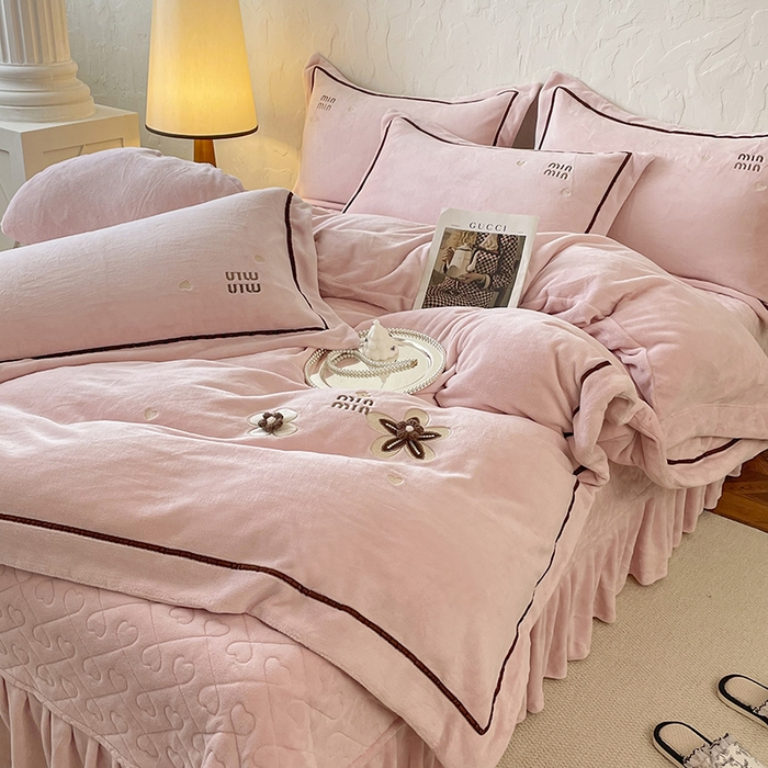 91家纺网 家纺一手货源 找家纺 金绣美居 2025新款加厚牛奶绒韩版床盖款绣花手工花保暖四件套-花弄影 花弄影-牛奶粉