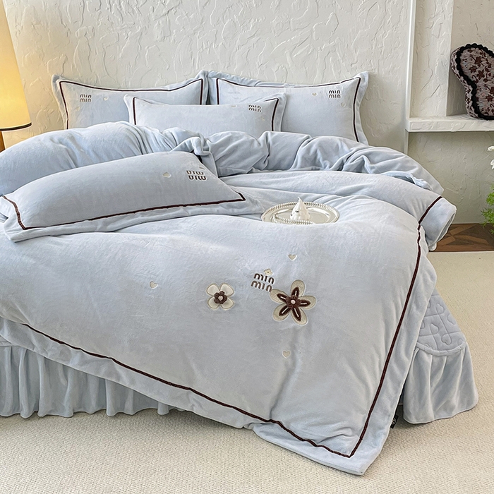 91家纺网 家纺一手货源 找家纺 金绣美居 2025新款加厚牛奶绒韩版床盖款绣花手工花保暖四件套-花弄影 花弄影-浅湖蓝