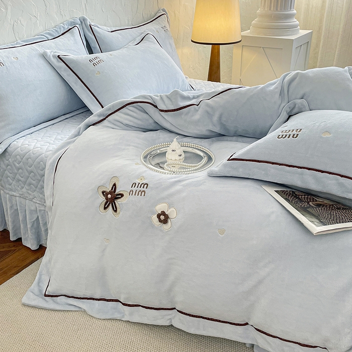 91家纺网 家纺一手货源 找家纺 金绣美居 2025新款加厚牛奶绒韩版床盖款绣花手工花保暖四件套-花弄影 花弄影-浅湖蓝