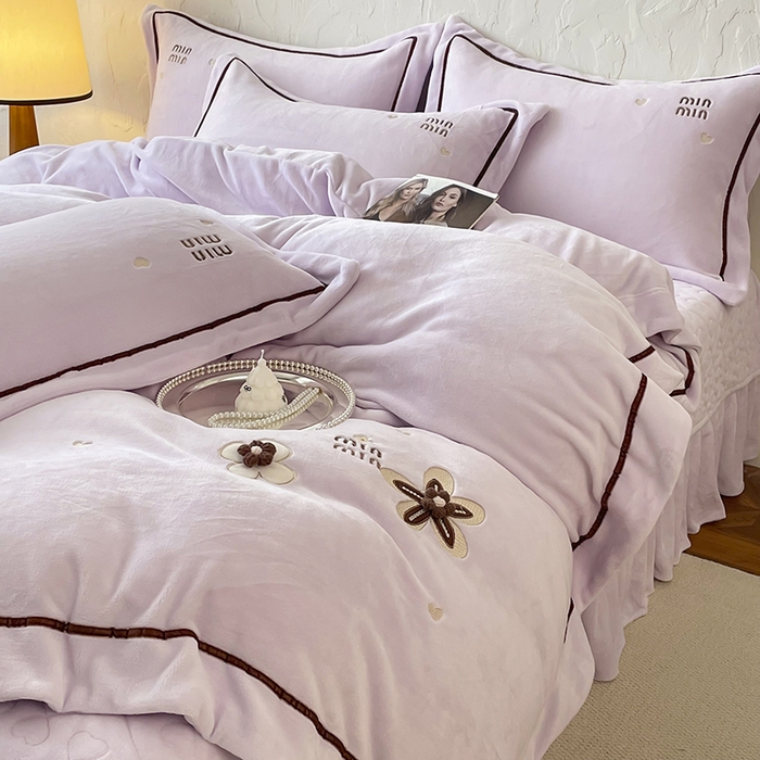 91家纺网 家纺一手货源 找家纺 金绣美居 2025新款加厚牛奶绒韩版床盖款绣花手工花保暖四件套-花弄影 花弄影-新媚紫