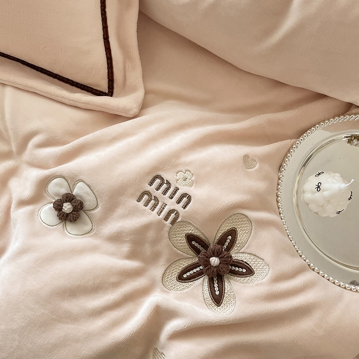 91家纺网 家纺一手货源 找家纺 （总）金绣美居 2025新款加厚牛奶绒韩版床盖款绣花手工花保暖四件套-花弄影