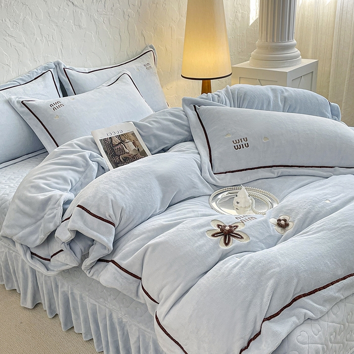 91家纺网 家纺一手货源 找家纺 金绣美居 2025新款加厚牛奶绒韩版床盖款绣花手工花保暖四件套-花弄影 花弄影-浅湖蓝