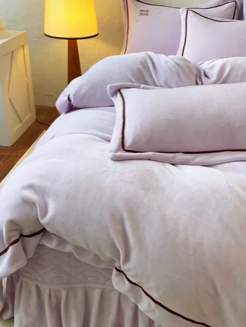 91家纺网 家纺一手货源 找家纺 金绣美居 2025新款加厚牛奶绒韩版床盖款绣花手工花保暖四件套-花弄影 花弄影-新媚紫