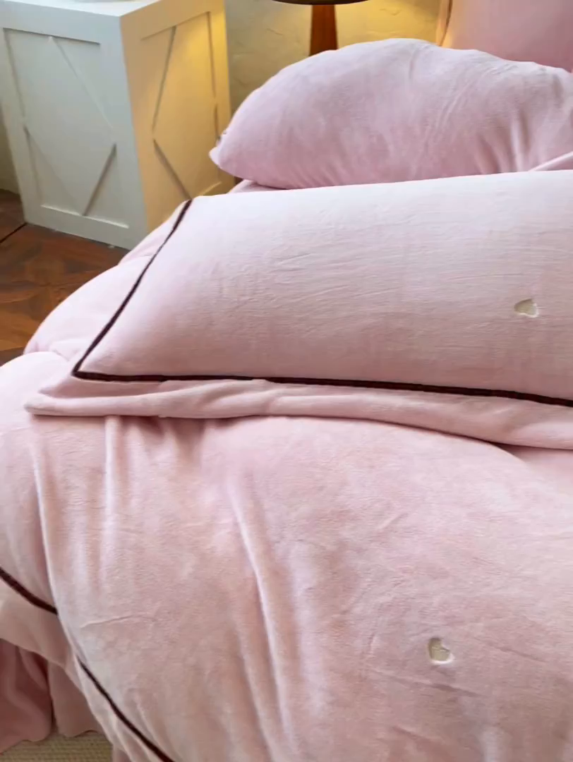 91家纺网 家纺一手货源 找家纺 金绣美居 2025新款加厚牛奶绒韩版床盖款绣花手工花保暖四件套-花弄影 花弄影-牛奶粉