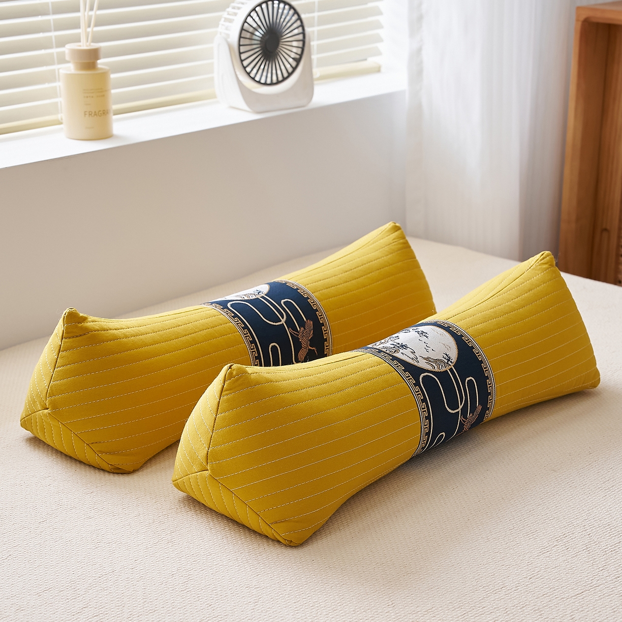 91家纺网 家纺一手货源 找家纺 乐可 2025新款砂洗三角枕 砂洗三角枕;黄