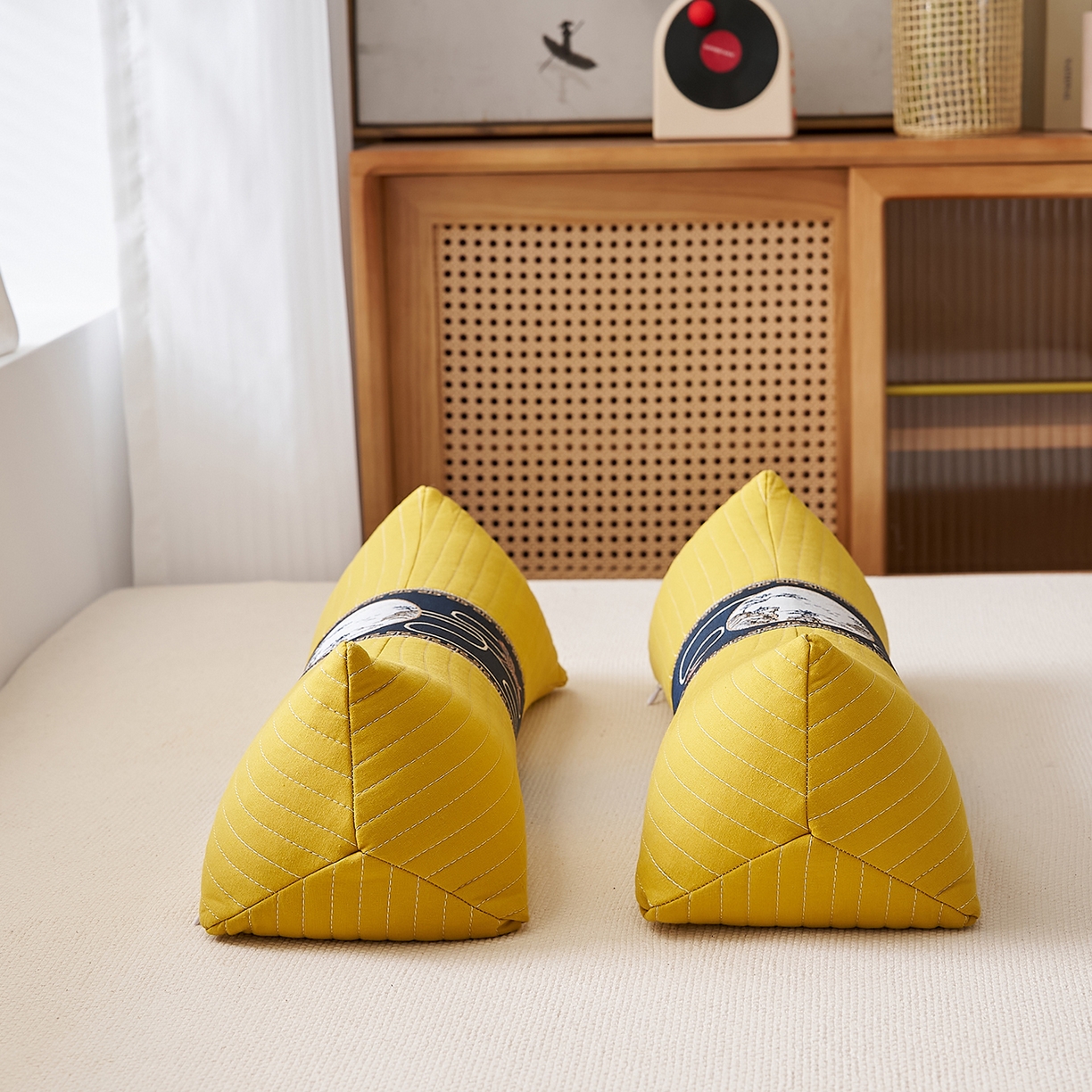 91家纺网 家纺一手货源 找家纺 乐可 2025新款砂洗三角枕 砂洗三角枕;黄