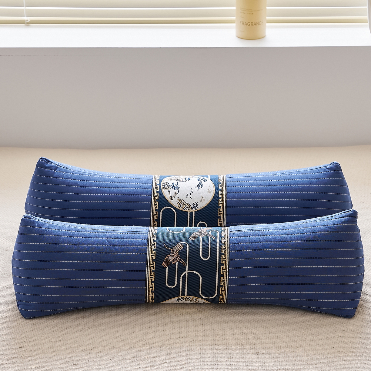 91家纺网 家纺一手货源 找家纺 乐可 2025新款砂洗三角枕 砂洗三角枕;蓝