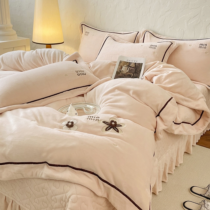 91家纺网 家纺一手货源 找家纺 金绣美居 2025新款加厚牛奶绒韩版床盖款绣花手工花保暖四件套-花弄影 花弄影-奶昔色