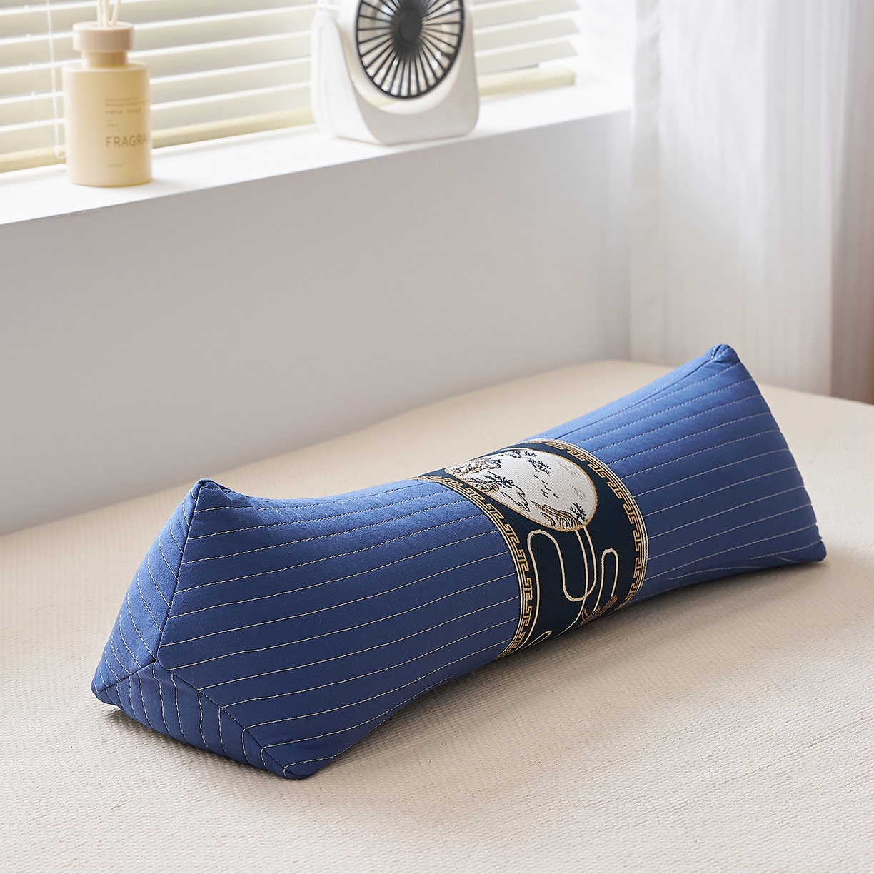 91家纺网 家纺一手货源 找家纺 乐可 2025新款砂洗三角枕 砂洗三角枕;蓝