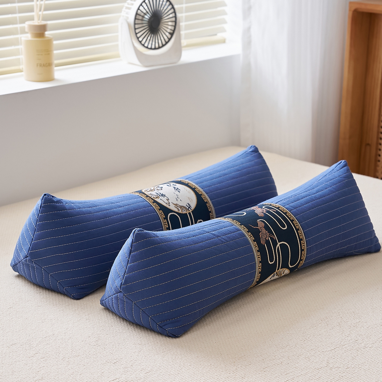 91家纺网 家纺一手货源 找家纺 乐可 2025新款砂洗三角枕 砂洗三角枕;蓝