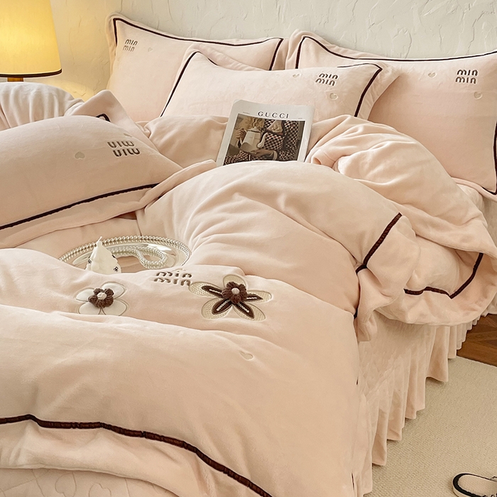 91家纺网 家纺一手货源 找家纺 金绣美居 2025新款加厚牛奶绒韩版床盖款绣花手工花保暖四件套-花弄影 花弄影-奶昔色