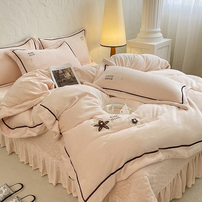 91家纺网 家纺一手货源 找家纺 金绣美居 2025新款加厚牛奶绒韩版床盖款绣花手工花保暖四件套-花弄影 花弄影-奶昔色