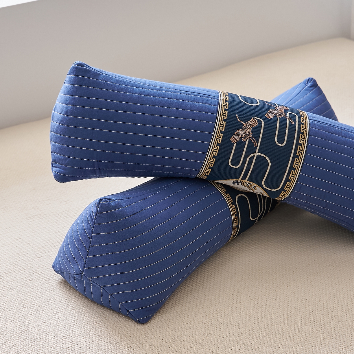 91家纺网 家纺一手货源 找家纺 乐可 2025新款砂洗三角枕 砂洗三角枕;蓝