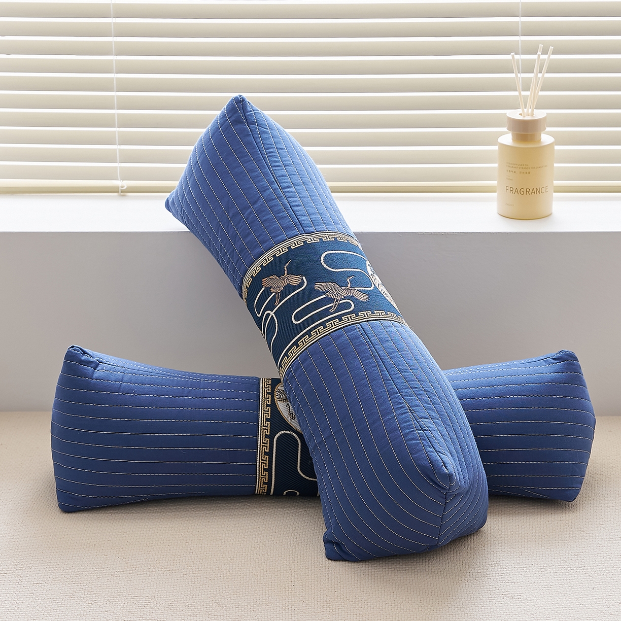 91家纺网 家纺一手货源 找家纺 乐可 2025新款砂洗三角枕 砂洗三角枕;蓝