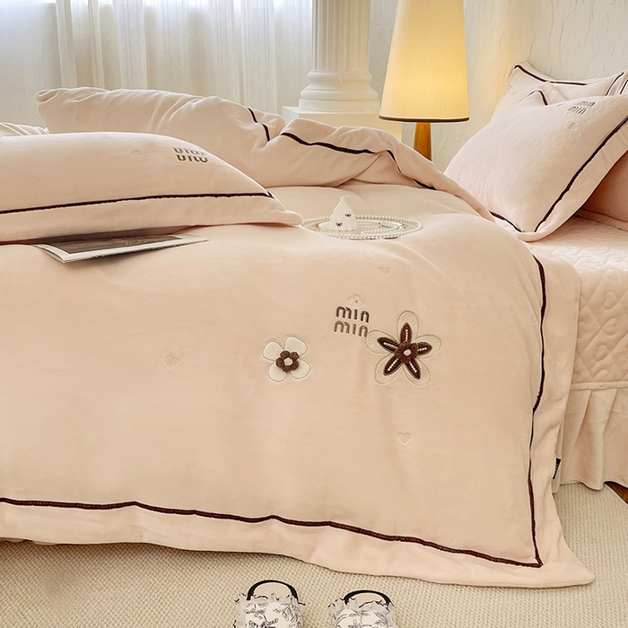 91家纺网 家纺一手货源 找家纺 金绣美居 2025新款加厚牛奶绒韩版床盖款绣花手工花保暖四件套-花弄影 花弄影-奶昔色