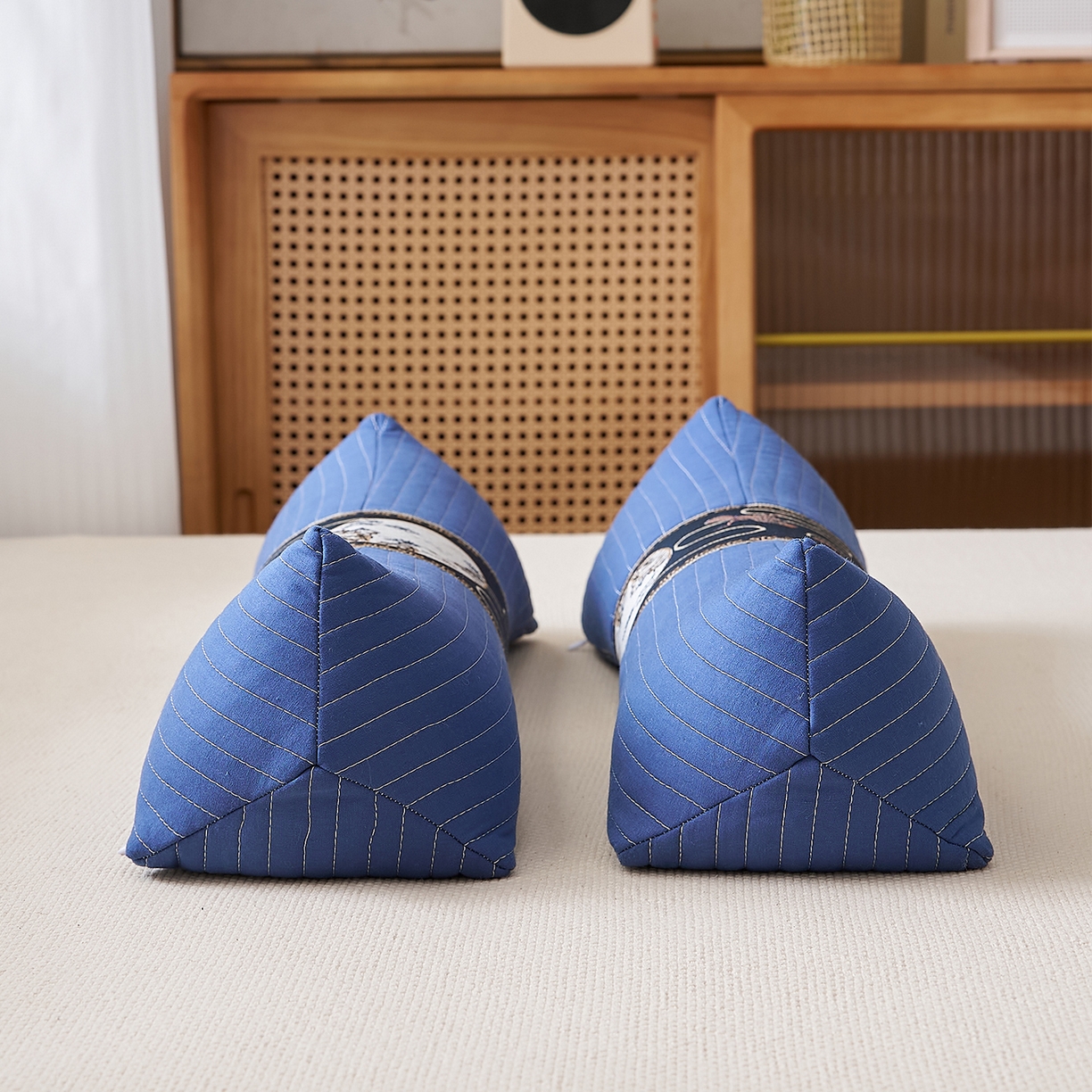 91家纺网 家纺一手货源 找家纺 乐可 2025新款砂洗三角枕 砂洗三角枕;蓝