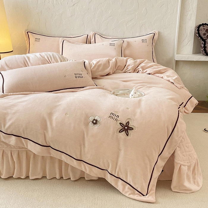 91家纺网 家纺一手货源 找家纺 金绣美居 2025新款加厚牛奶绒韩版床盖款绣花手工花保暖四件套-花弄影 花弄影-奶昔色