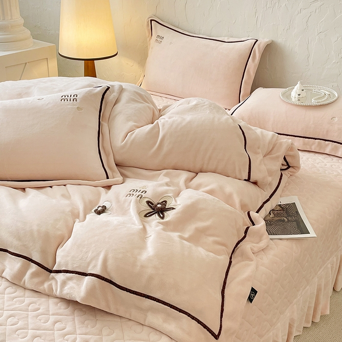 91家纺网 家纺一手货源 找家纺 金绣美居 2025新款加厚牛奶绒韩版床盖款绣花手工花保暖四件套-花弄影 花弄影-奶昔色