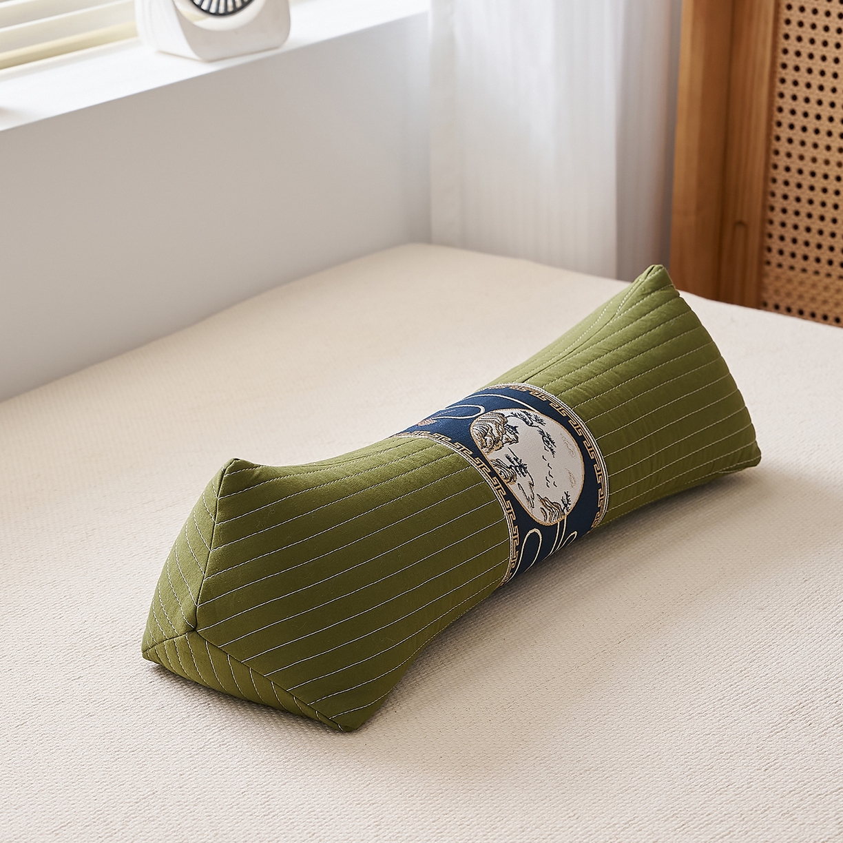 91家纺网 家纺一手货源 找家纺 乐可 2025新款砂洗三角枕 砂洗三角枕;绿