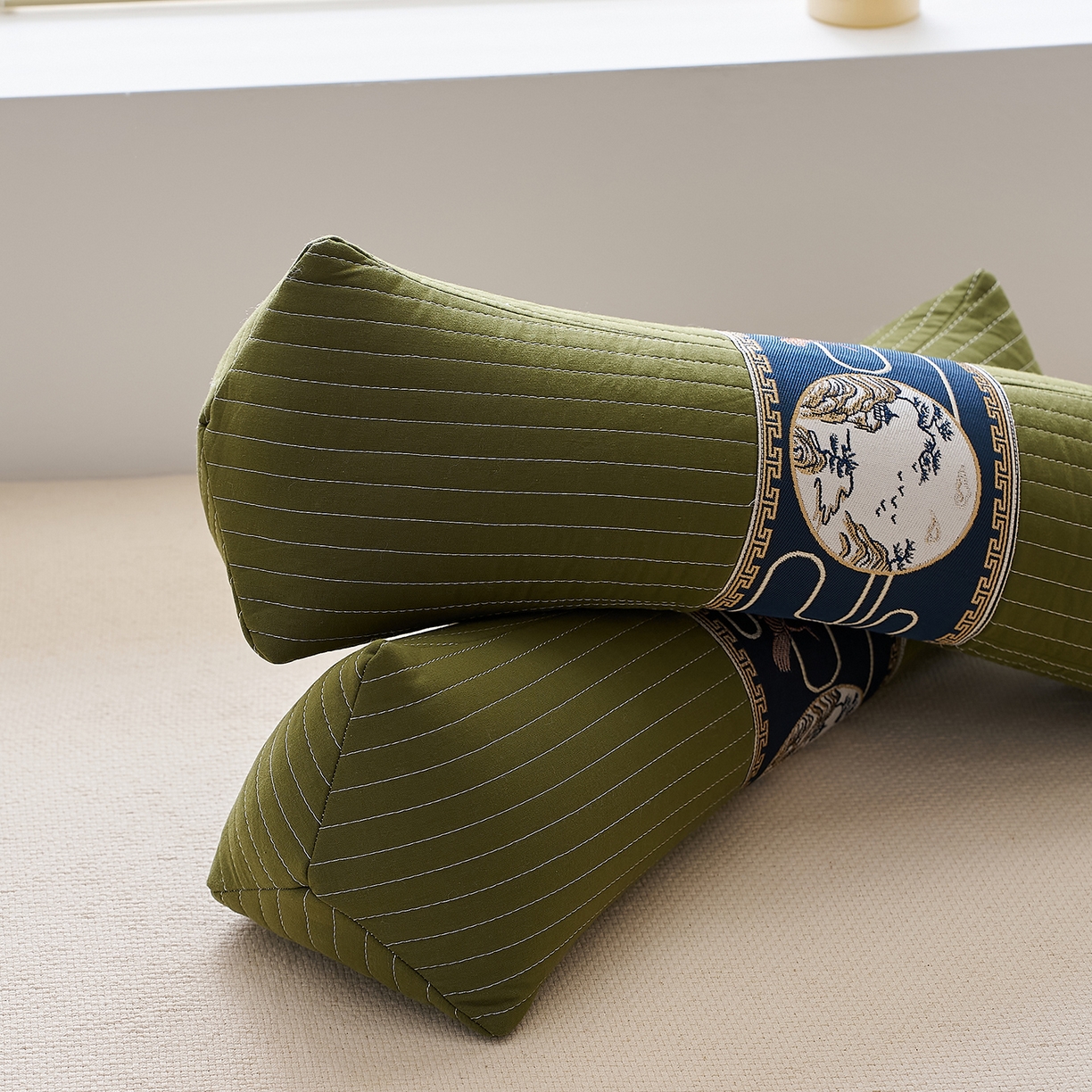 91家纺网 家纺一手货源 找家纺 乐可 2025新款砂洗三角枕 砂洗三角枕;绿