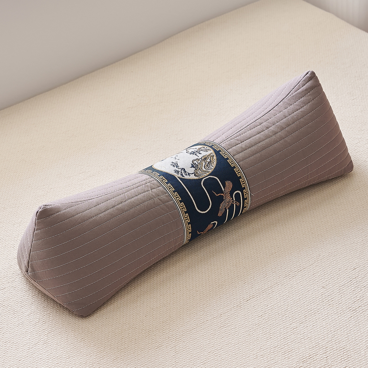 91家纺网 家纺一手货源 找家纺 乐可 2025新款砂洗三角枕 砂洗三角枕;灰