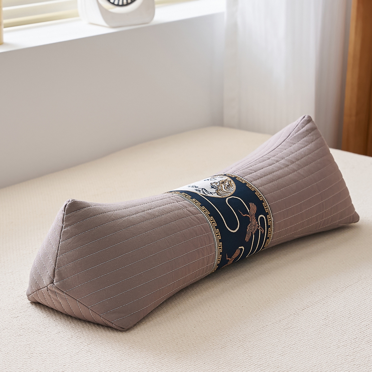 91家纺网 家纺一手货源 找家纺 乐可 2025新款砂洗三角枕 砂洗三角枕;灰