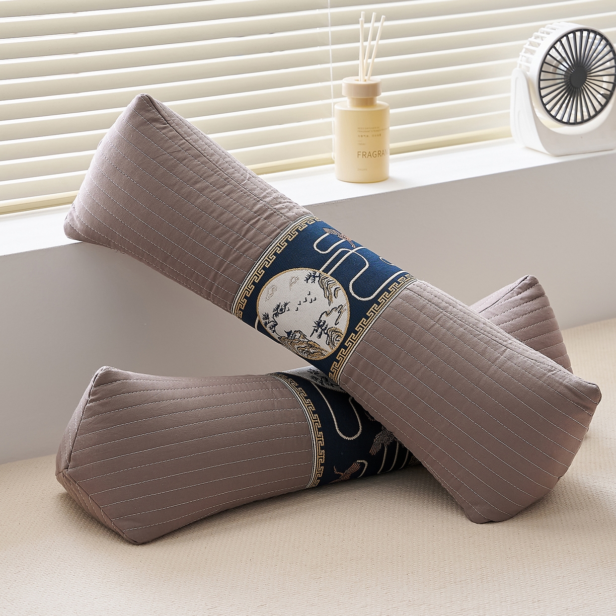 91家纺网 家纺一手货源 找家纺 乐可 2025新款砂洗三角枕 砂洗三角枕;灰