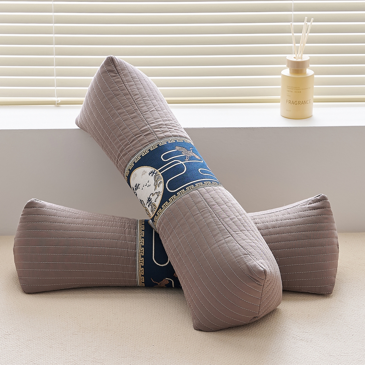 91家纺网 家纺一手货源 找家纺 乐可 2025新款砂洗三角枕 砂洗三角枕;灰