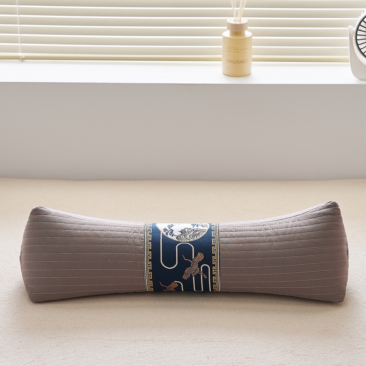 91家纺网 家纺一手货源 找家纺 乐可 2025新款砂洗三角枕 砂洗三角枕;灰