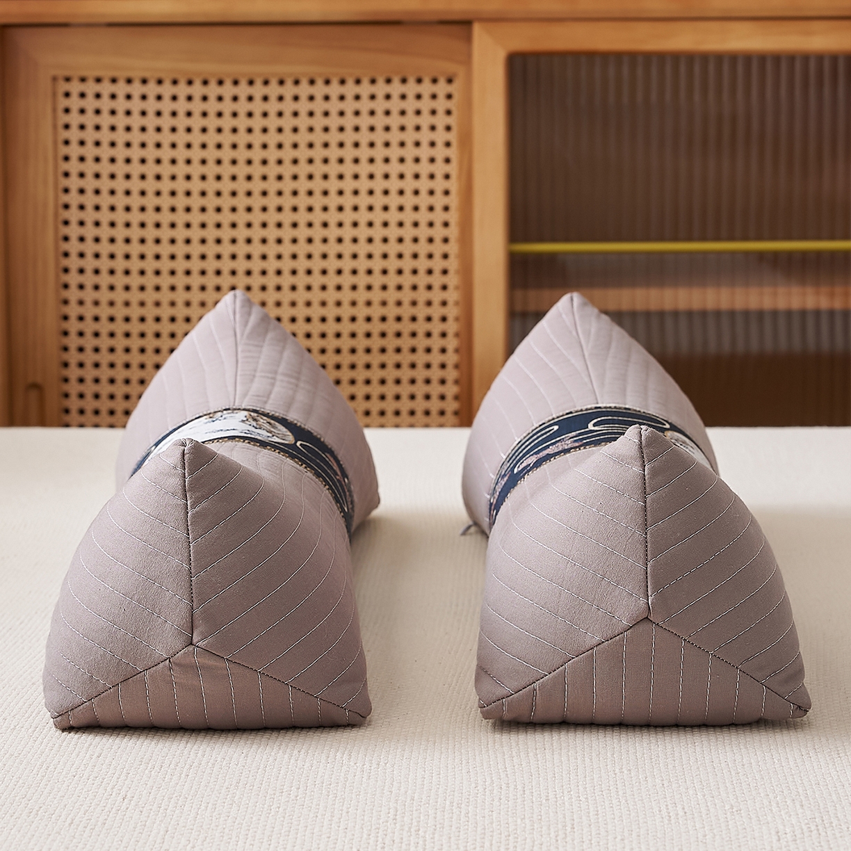 91家纺网 家纺一手货源 找家纺 乐可 2025新款砂洗三角枕 砂洗三角枕;灰