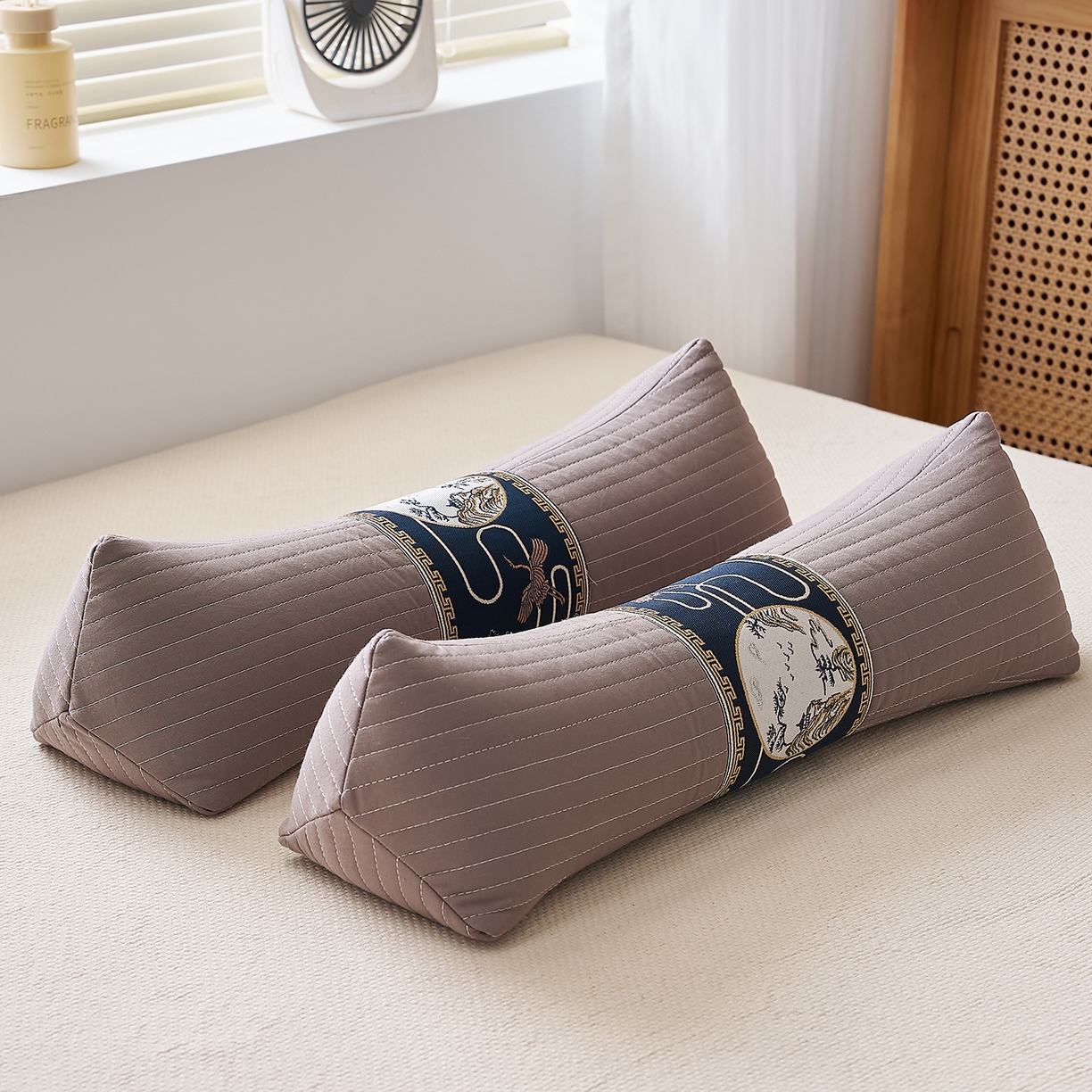 91家纺网 家纺一手货源 找家纺 乐可 2025新款砂洗三角枕 砂洗三角枕;灰