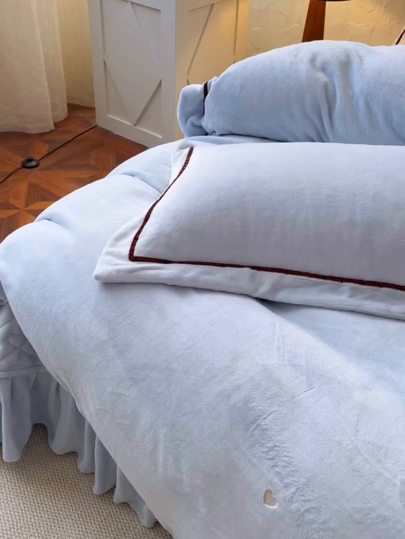 91家纺网 家纺一手货源 找家纺 金绣美居 2025新款加厚牛奶绒韩版床盖款绣花手工花保暖四件套-花弄影 花弄影-浅湖蓝