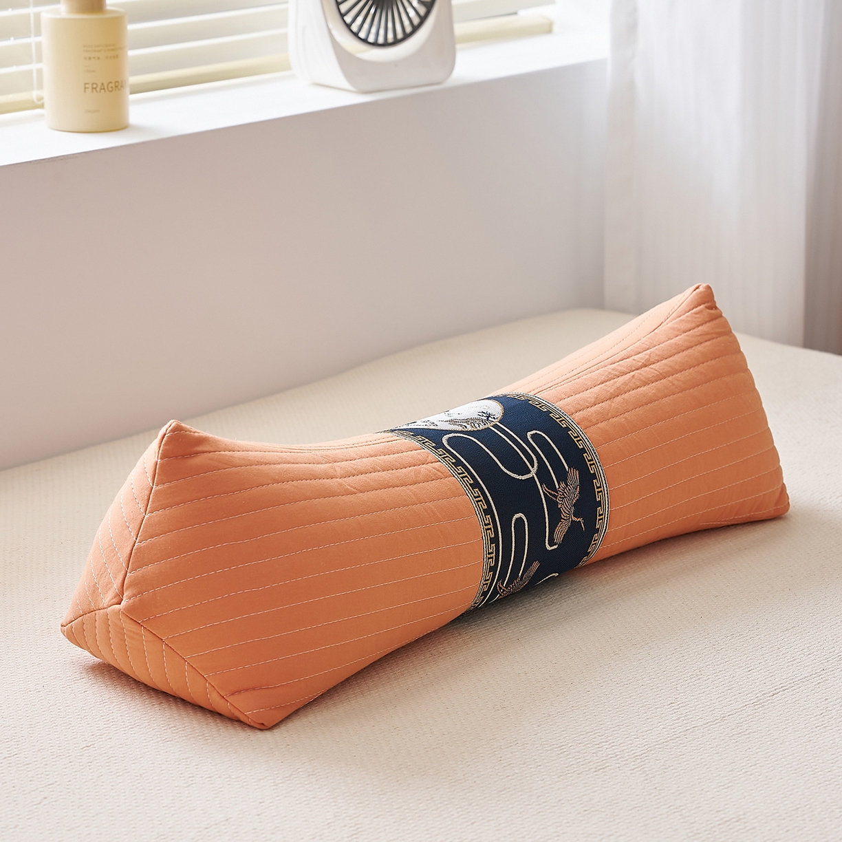 91家纺网 家纺一手货源 找家纺 乐可 2025新款砂洗三角枕 砂洗三角枕;桔