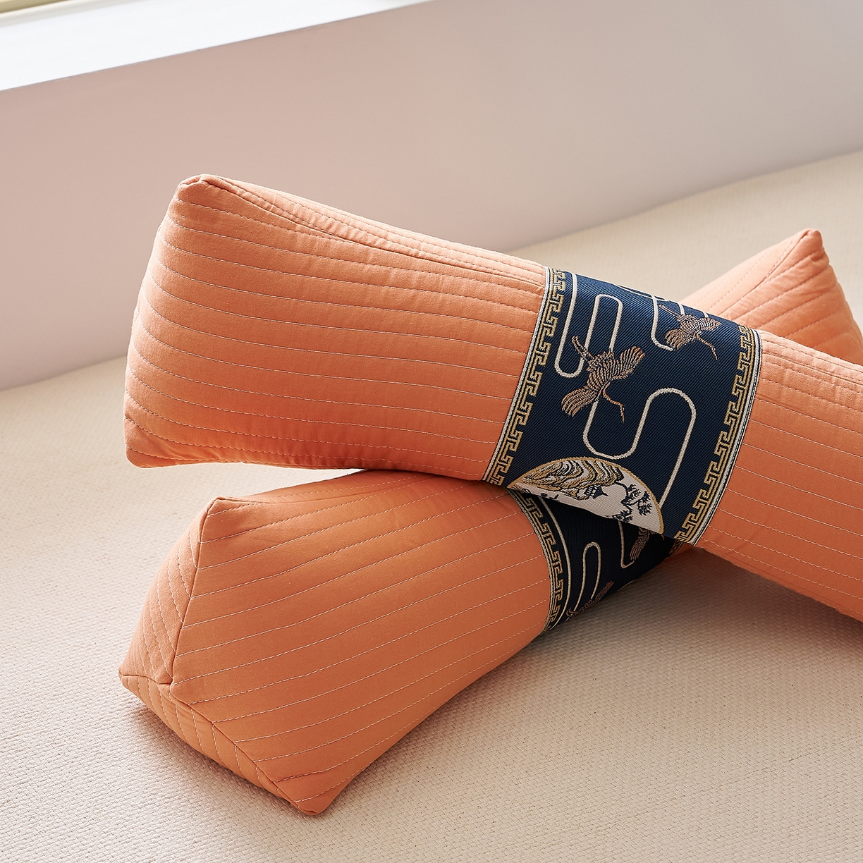 91家纺网 家纺一手货源 找家纺 乐可 2025新款砂洗三角枕 砂洗三角枕;桔