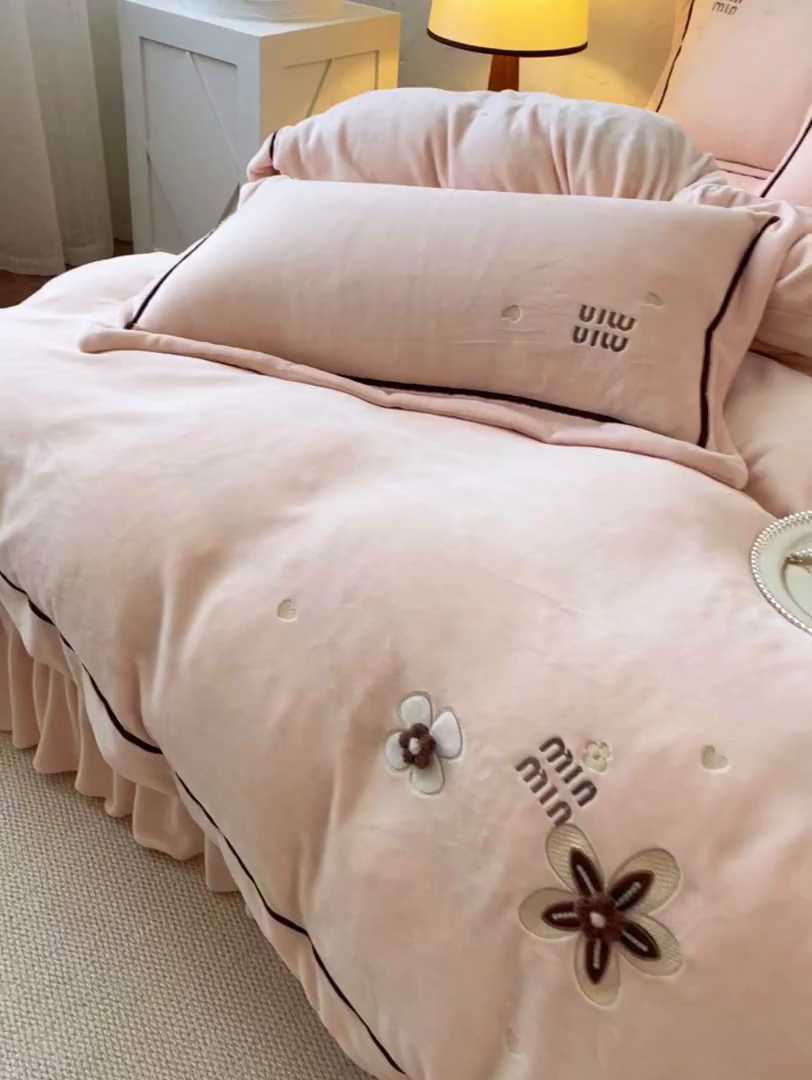 91家纺网 家纺一手货源 找家纺 金绣美居 2025新款加厚牛奶绒韩版床盖款绣花手工花保暖四件套-花弄影 花弄影-奶昔色