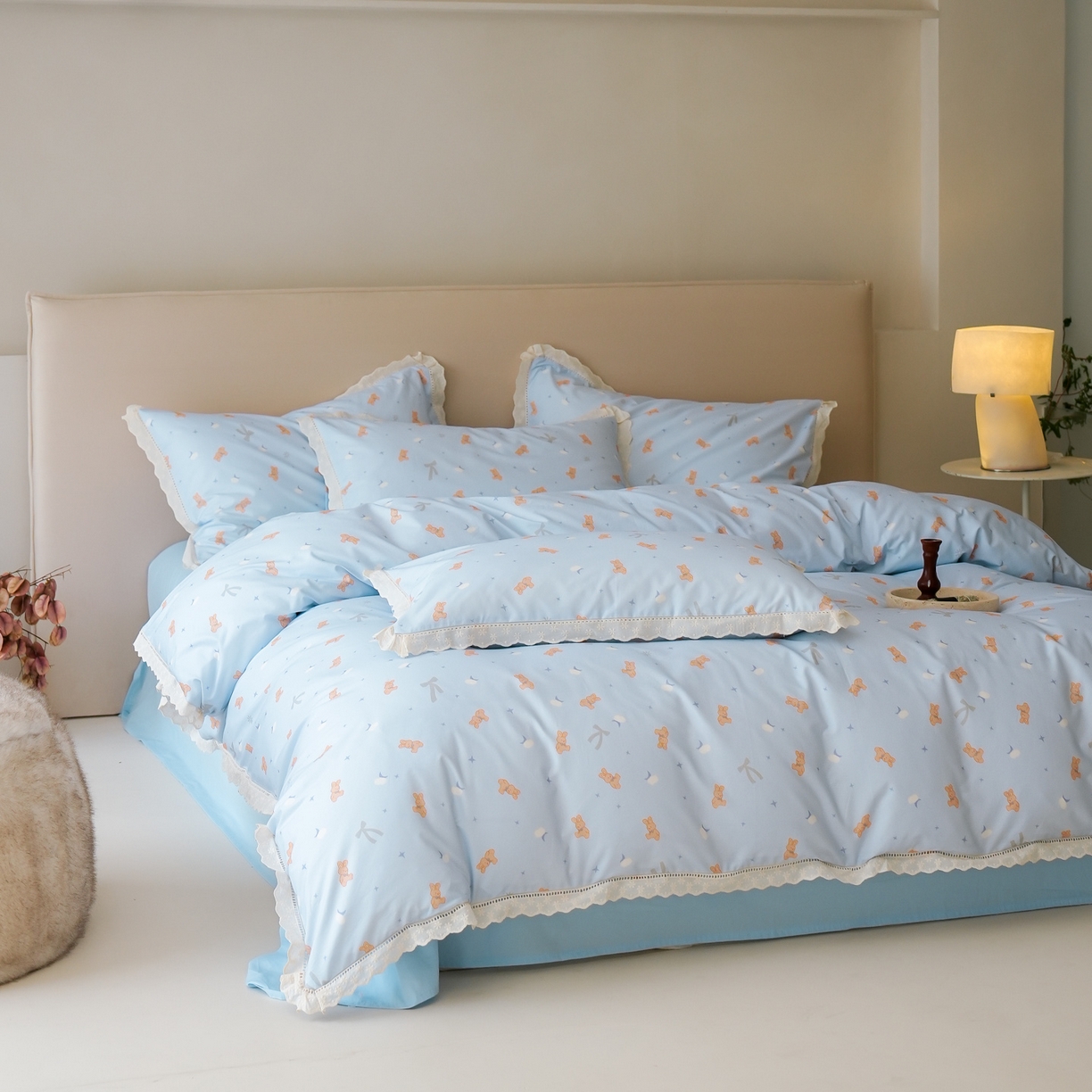 91家纺网 家纺一手货源 找家纺 洺兰家居 2025年小清新全棉13372镂空花边小碎花ins风水洗棉四件套 安妮兔