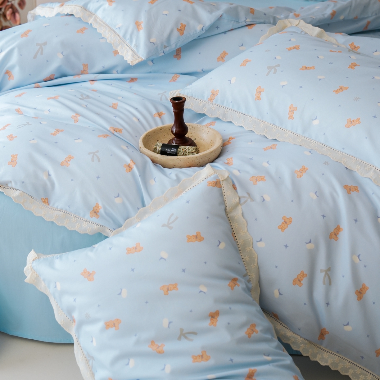 91家纺网 家纺一手货源 找家纺 洺兰家居 2025年小清新全棉13372镂空花边小碎花ins风水洗棉四件套 安妮兔