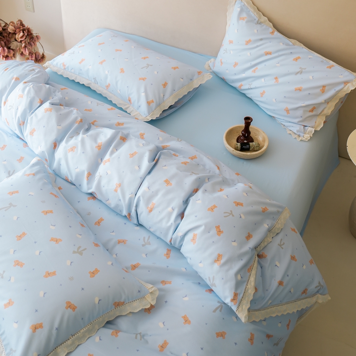 91家纺网 家纺一手货源 找家纺 洺兰家居 2025年小清新全棉13372镂空花边小碎花ins风水洗棉四件套 安妮兔