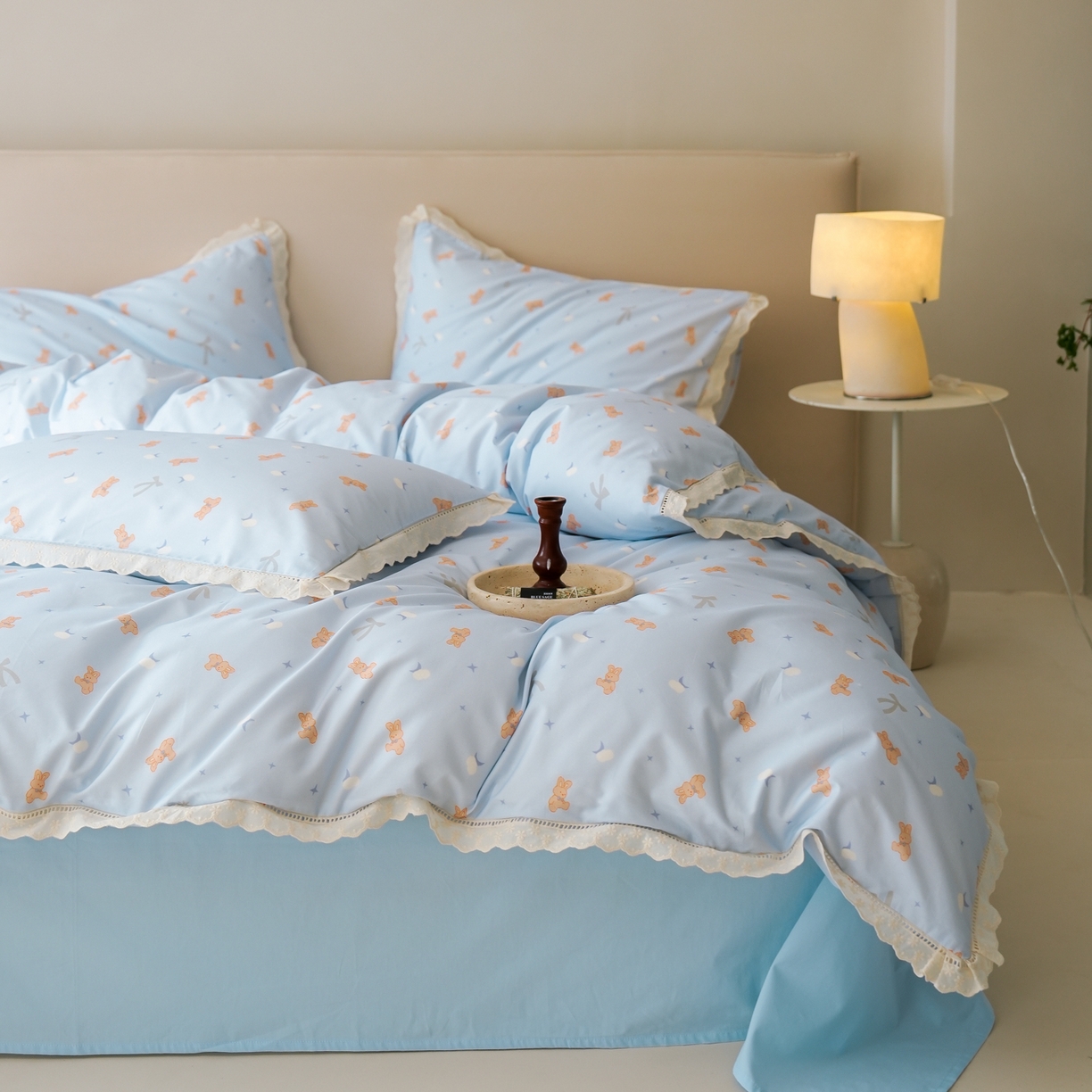 91家纺网 家纺一手货源 找家纺 洺兰家居 2025年小清新全棉13372镂空花边小碎花ins风水洗棉四件套 安妮兔