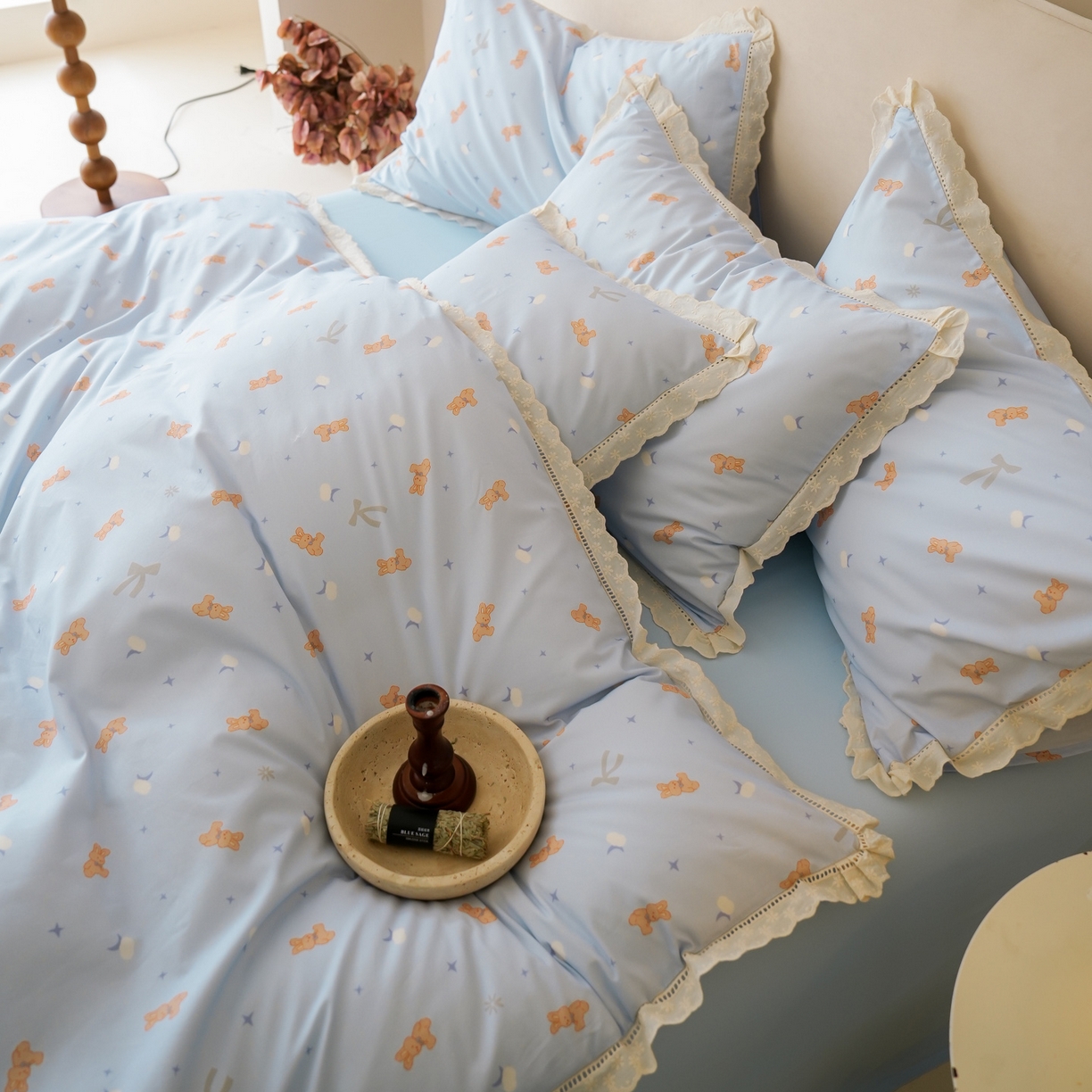 91家纺网 家纺一手货源 找家纺 洺兰家居 2025年小清新全棉13372镂空花边小碎花ins风水洗棉四件套 安妮兔