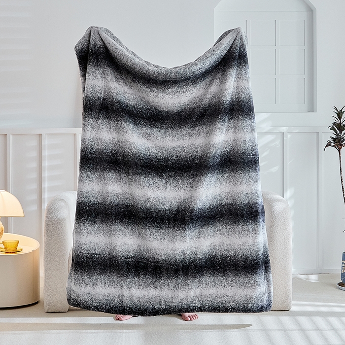 91家纺网 家纺一手货源 找家纺 （总）缘生活 2025新款仿兔毛渐变毛毯 渐变毛毯四季通用盖毯多功能毛毯家居备用毯