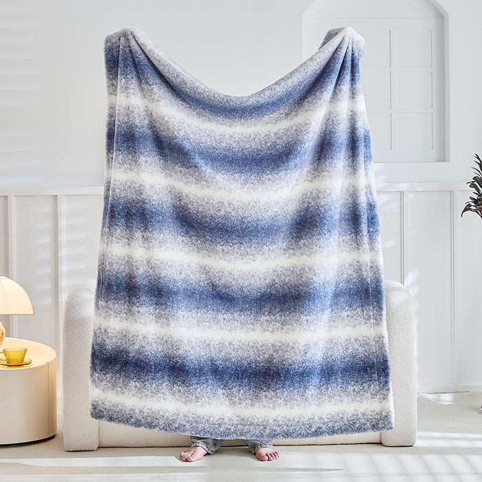 91家纺网 家纺一手货源 找家纺 缘生活 2025新款仿兔毛渐变毛毯 渐变毛毯四季通用盖毯多功能毛毯家居备用毯 渐变毛毯-蓝色